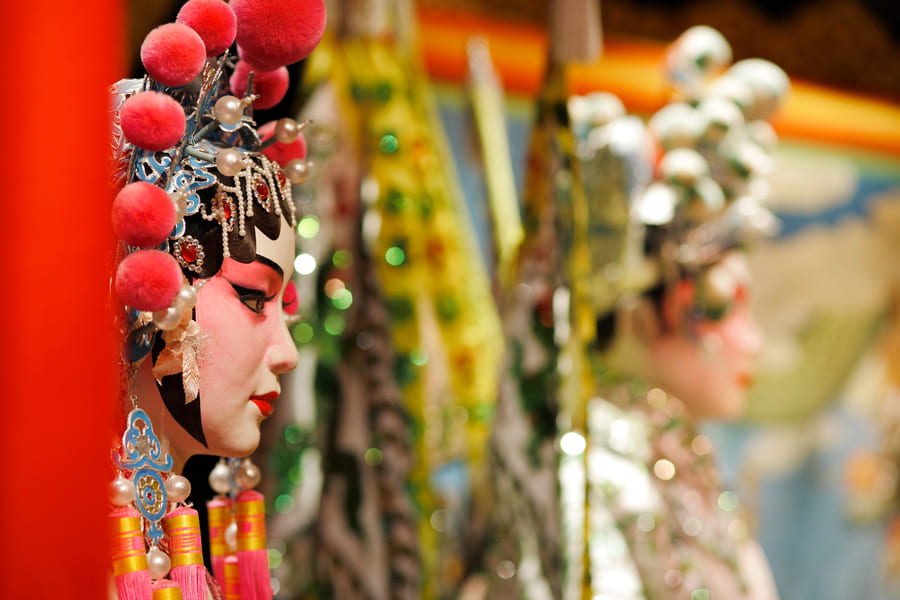 mujer con máscara típica en un teatro en China